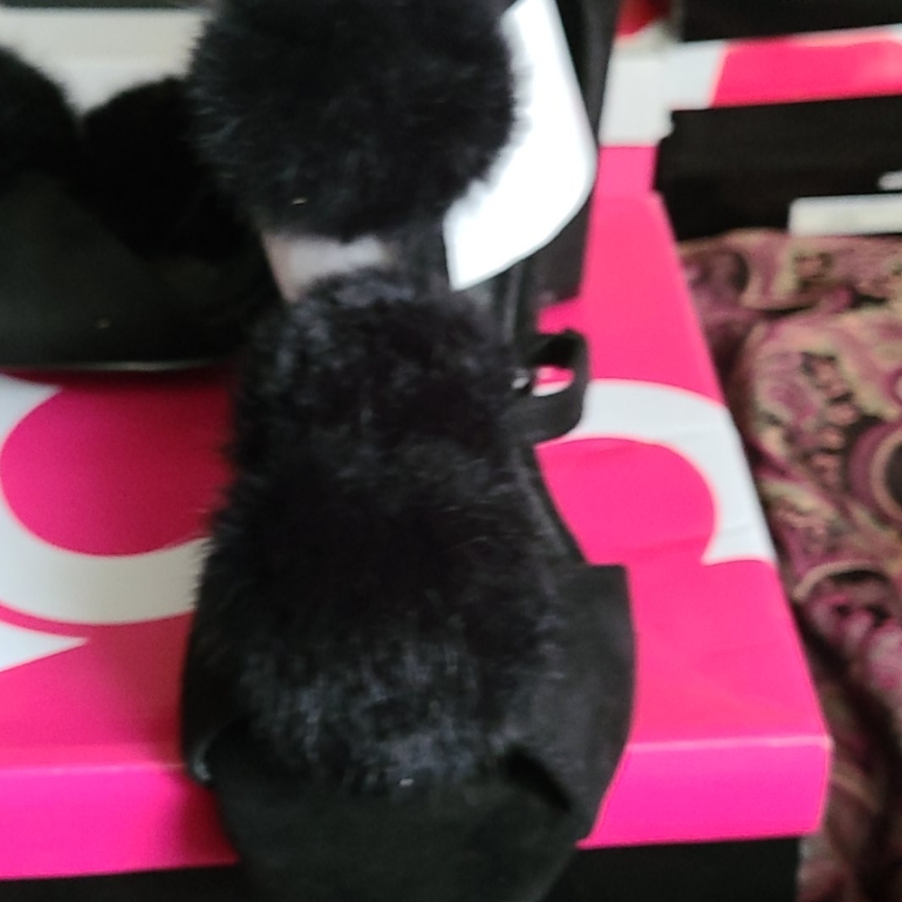 Shoe's - Picture 4 of 4